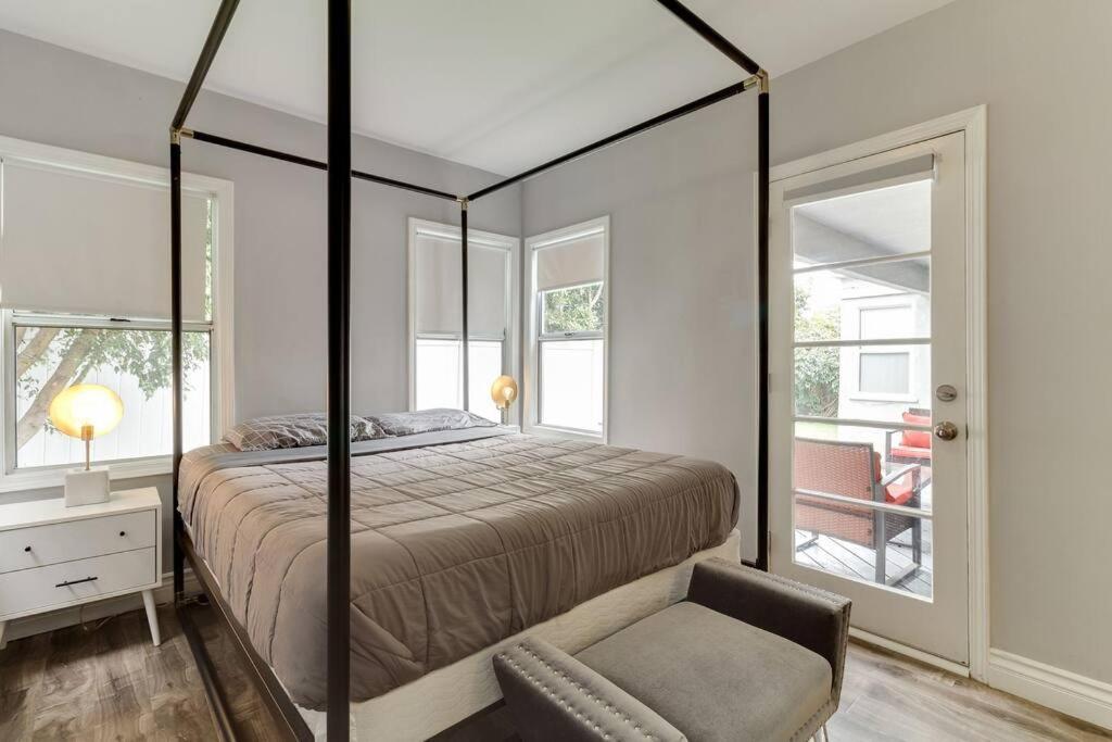 Picfair Village Modern Glam House Сasa de vacaciones *
